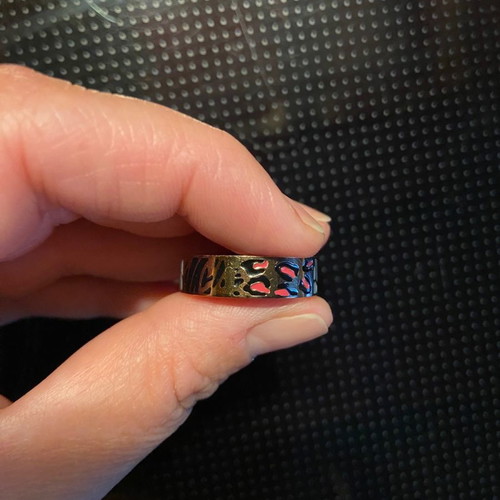Loisir stainless steel ring used with pink, black and gray enamel