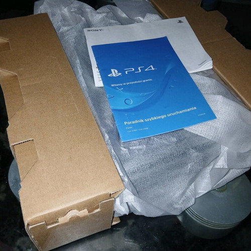 PS4 конзола като нова с контролер, оригинална кутия, кабели и инструкции