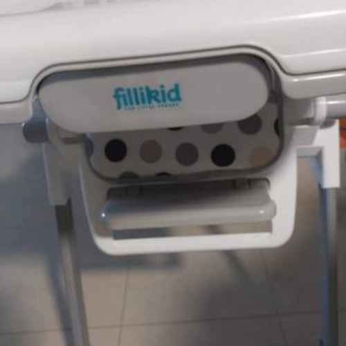 Baby feeding chair like new with 3 back levels and 4 height levels