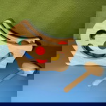  2 Βρεφικά ξύλινα παιχνίδια Plan Toys. Θαυματουργός πάγκος σε σχήμα μισοφέγγαρου με 8 χρωματιστές μπάλες και Βάση γεωμετρικών σωμάτων.