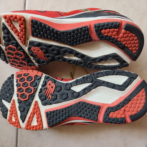 New Balance 890v3 running shoes used, size 45, black and red