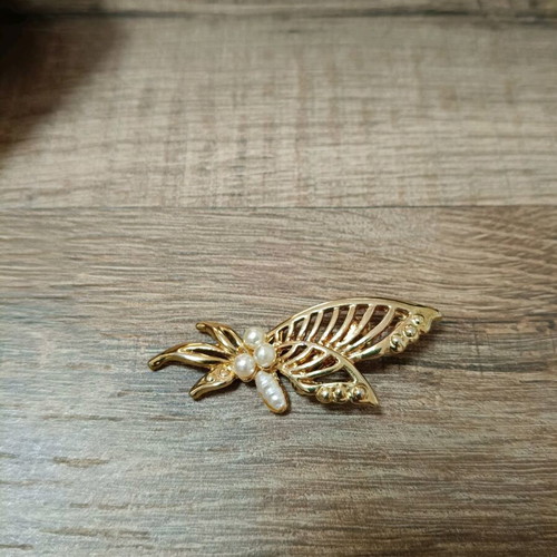 Pin gold-plated with stones like new