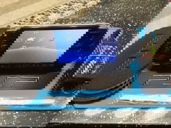Sony PSP 2004 Slim оригинален комплект с 15 игри и стойка!
