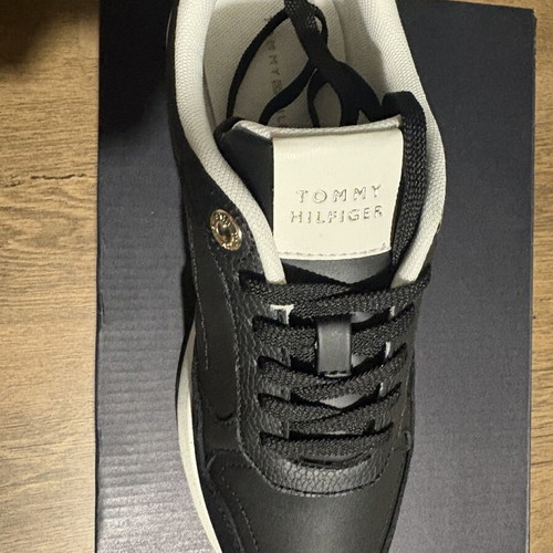 Tommy Hilfiger leather sneakers size 38, black