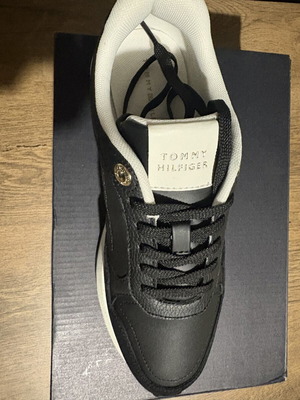 Tommy Hilfiger leather sneakers size 38, black