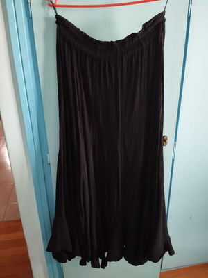 Black maxi flared skirt like new, elastic crinkle fabric