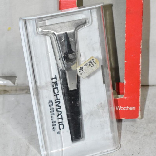 Gillette TECHMATIC razor like new vintage with box