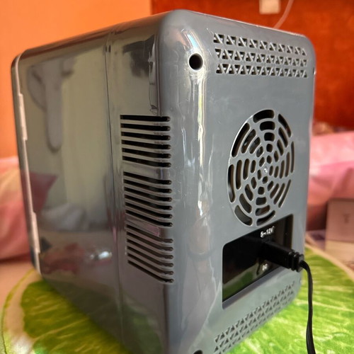 Mini fridge for drinks and skincare like new (5–12W)