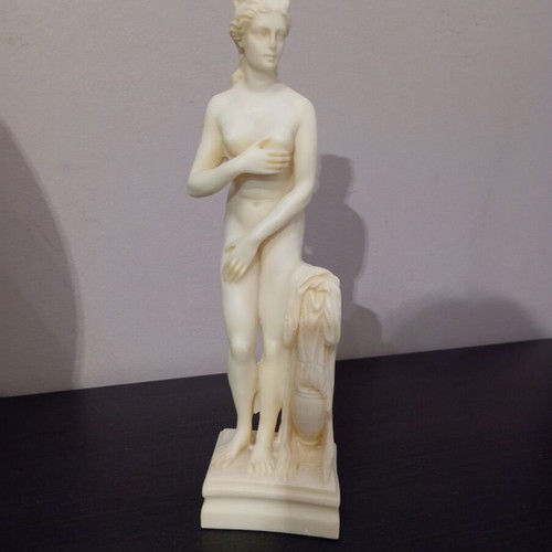 Alabaster statue Kori in like new condition, height 24.5 cm