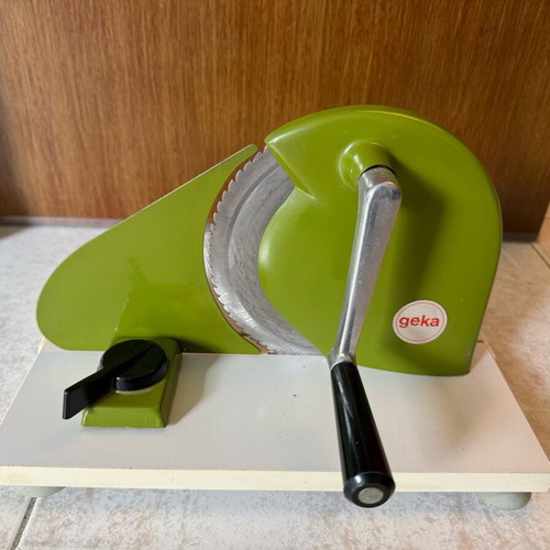 Geka vintage manual bread slicer like new, green color