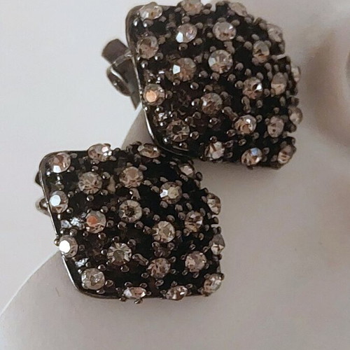 Vintage Faux bijoux clips like new, small silver with rhinestones