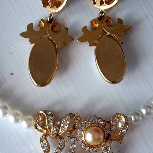 Necklace and earrings set with white pearls like new