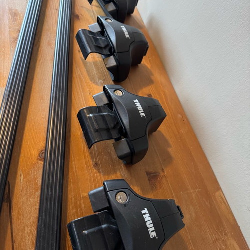 Thule car roof rack used with lock