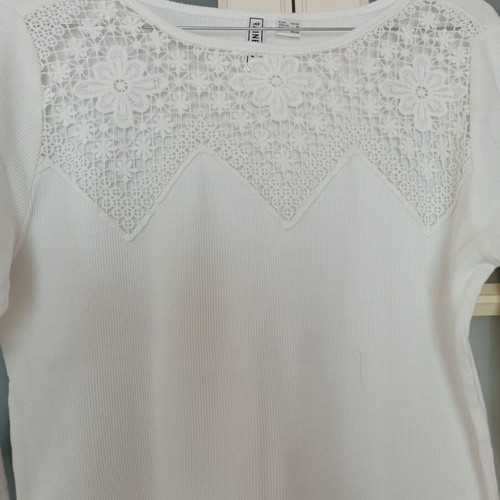 White blouse with lace and rib fabric, size M, like new