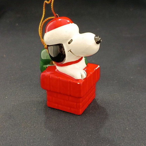 Porcelain Christmas ornament 1979 Peanuts Snoopy on chimney like new