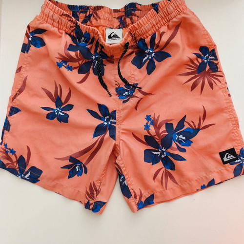 Quiksilver swim shorts like new, adjustable drawstrings, quick-dry fabric