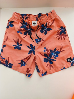 Quiksilver swim shorts like new, adjustable drawstrings, quick-dry fabric