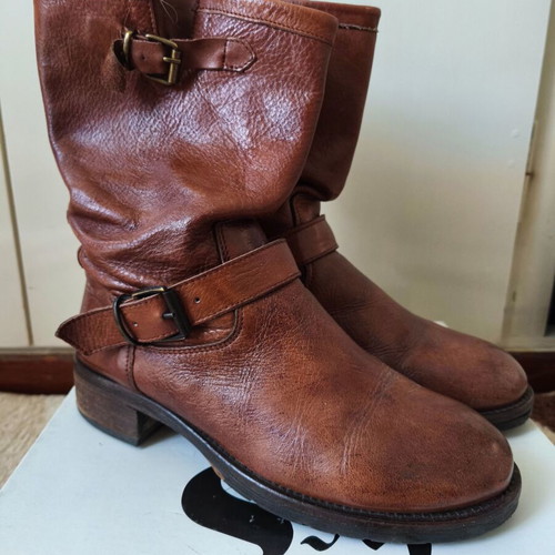 Women's brown cognac leather boots like new, size 39
