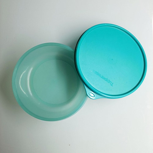 Tupperware cyan round container like new, diameter 19 cm x 6.5 cm