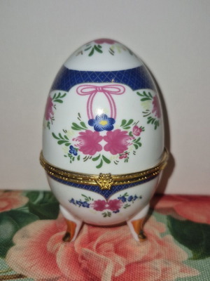 Limoge porcelain decorative egg like new