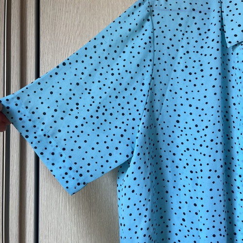Turquoise short-sleeve polka dot shirt