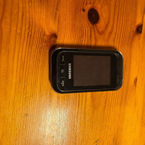 Samsung E1200 and C3300K champ phones like new, set of 2
