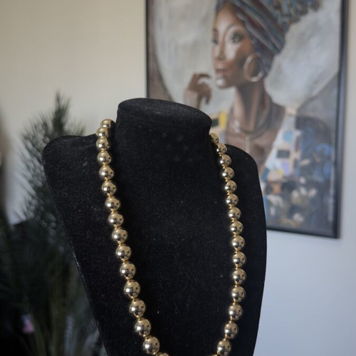 Gold necklace with pearls