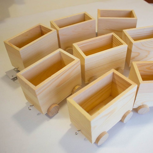 Wooden train wagons pack of 8 new