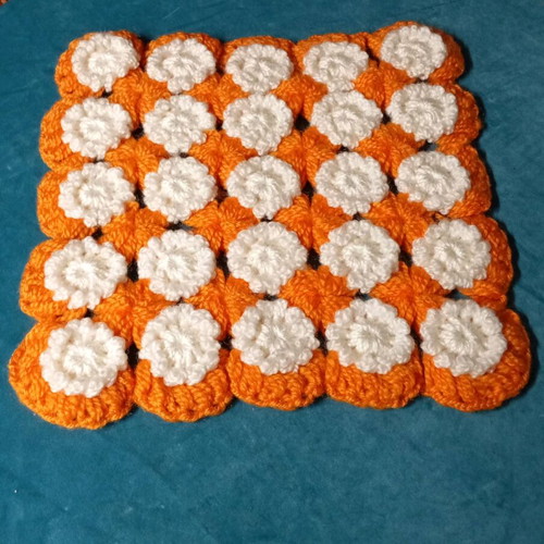 Vintage handmade knitted cover like new with daisies