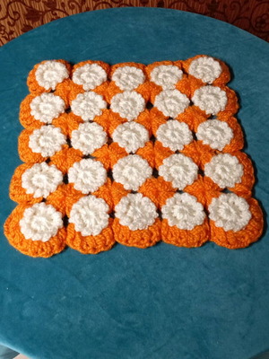 Vintage handmade knitted cover like new with daisies