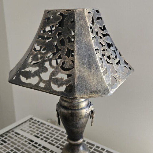 Metal candle holder for tealight