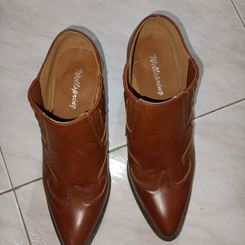 Cowboy ankle boots size 38 like new, brown tan faux leather
