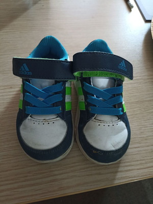 Παπούτσια Adidas βρεφικά νούμερο 20 σαν καινούργιο