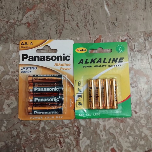 Alkaline battery set AA and AAA new, 2 packs Panasonic and Bracket