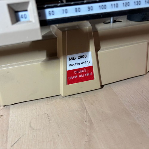 Professional scale MB2000 like new, 2 kg capacity with 0.1 g precision