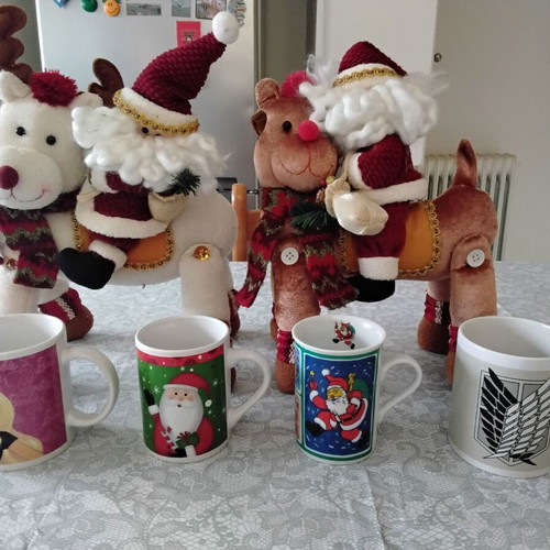 Christmas decorations and mugs new with gift of 45 cards