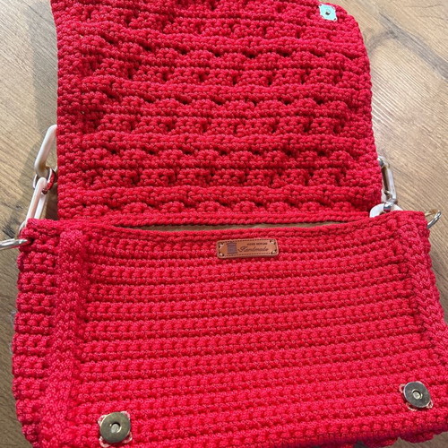 Handmade red knitted shoulder bag with mother-of-pearl chain and lining new