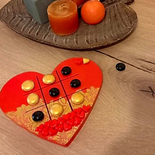 Handmade ceramic heart-shaped tic tac toe new, hand-painted