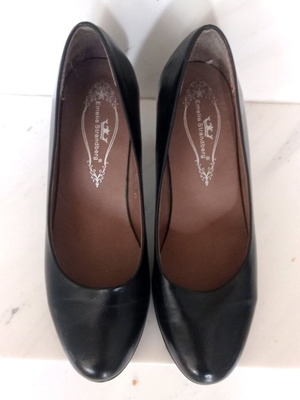 Black leather shoes size 41.