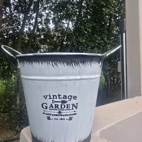 Flower pots like new, set of two, vintage garden