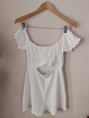 Bershka Λευκό ολόσωμο σορτς σαν καινούργιο, με cutout λεπτομέρειες, μέγεθος S
