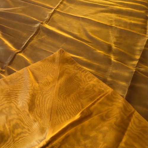Palladium rectangular table organza like new, gold color