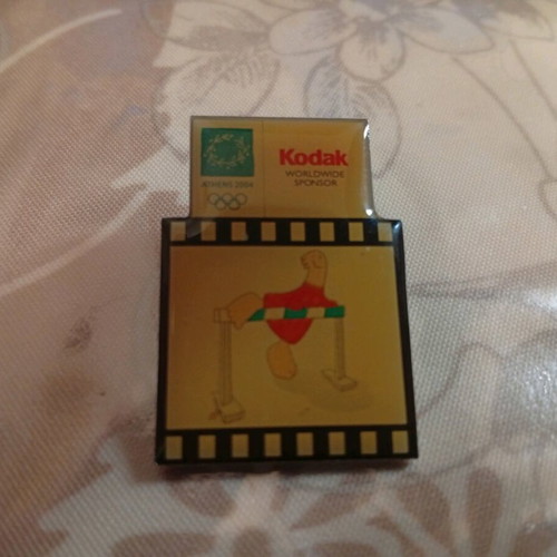 Pin Athens 2004 Olympic Games Kodak like new, collectible hurdles badge