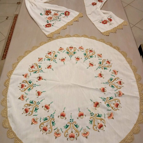 Set of Tsevres round tablecloth, runner and 2 napkins new