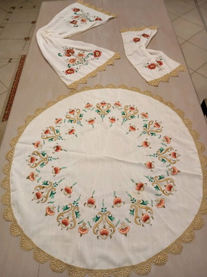 Set of Tsevres round tablecloth, runner and 2 napkins new