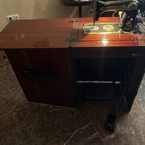 Mercedes sewing machine with cabinet like new, Singer system