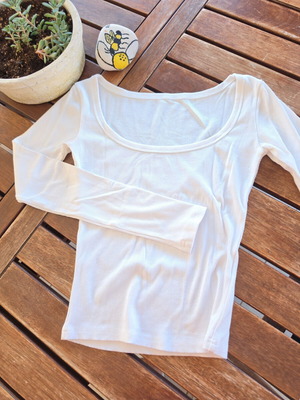 White ripped top like new, size M