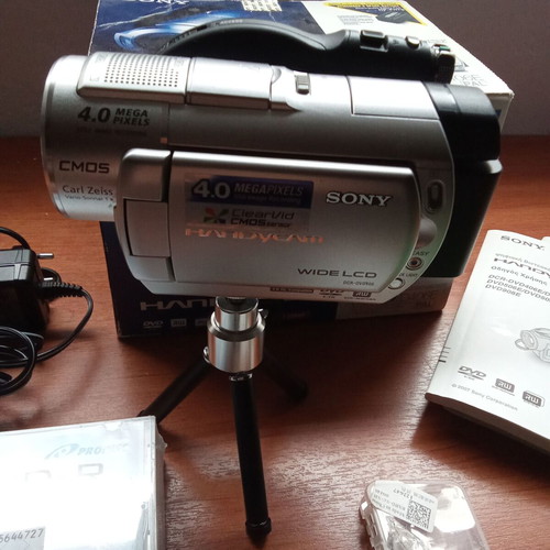 Sony DCR DVD 406 E video camera from 2000 like new