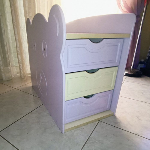 Children's dresser with 3 drawers like new, pastel colors