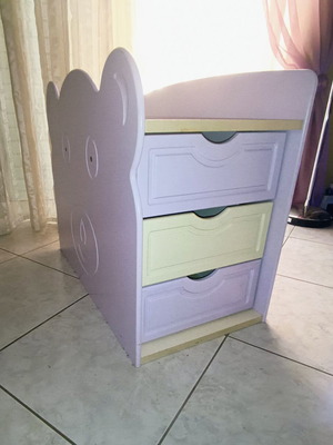 Children's dresser with 3 drawers like new, pastel colors